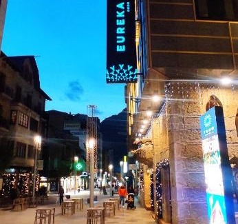 Avinguda de Carlemany Hotel | Yomo Eureka