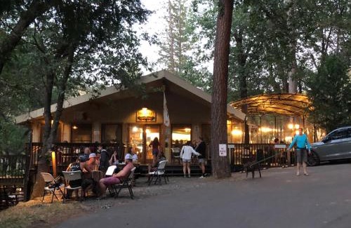 Midpines Cabin | Yosemite Bug Rustic Mountain Resort