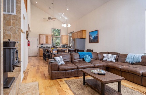 North Wawona House | Yosemite Base Camp- Updated cabin INSIDE Yosemite!