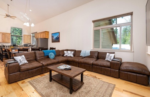 North Wawona House | Yosemite Base Camp- Updated cabin INSIDE Yosemite!