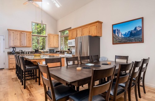 North Wawona House | Yosemite Base Camp- Updated cabin INSIDE Yosemite!