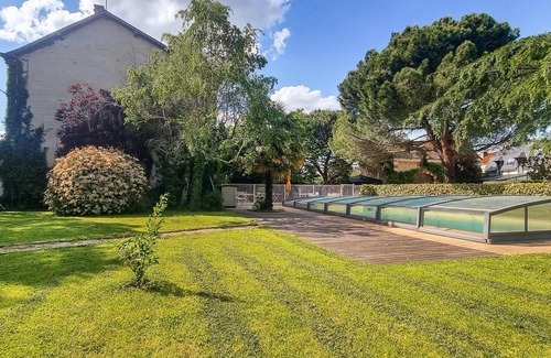 Chatellerault House | You can look forward to a wonderful time in this attractive holiday home.
