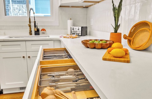 Brookfield House | Your Chicago Hub~ 4 minute Walk to Train~ Pets OK