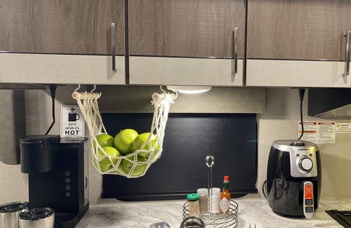 Urbana House | Your Home Away: Prime Accommodations for Traveling Pros Seeking Relaxing Stay!