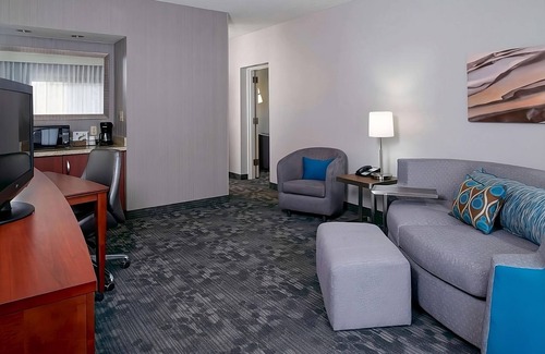 Waldron Hotel | Your Kansas City Getaway Oasis! 2 Pet-friendly Suites! Airport Shuttle!