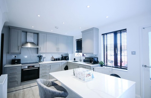 Broxbourne House | Your perfect holiday home | modern, spacious and comfy