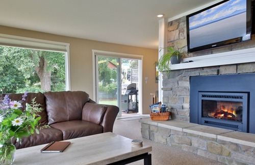 Langley House | Your Private Water View Oasis