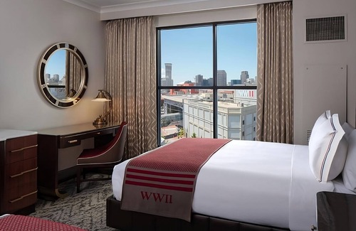 Arts/Warehouse District Hotel | Your Relaxing Getaway Awaits! Parking Onsite, Close to Lafayette Square