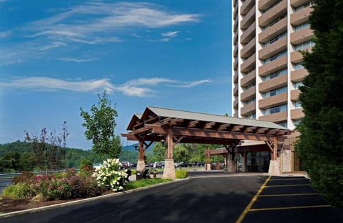 Gatlinburg Hotel | Your Relaxing Getaway Awaits! Private Balcony, Indoor Pool, Onsite Parking!