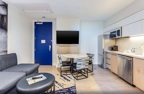 Hallandale Beach Hotel | Your Slice of Paradise! Pets Allowed, Kitchenette, Rooftop Swimming Pool!