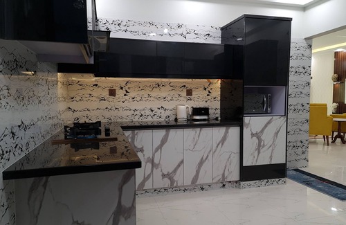 Karachi House | Zaha Home:Najaf Mahal Apt-2br, spacious & cheerful