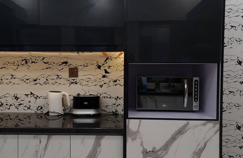 Karachi House | Zaha Home:Najaf Mahal Apt-2br, spacious & cheerful