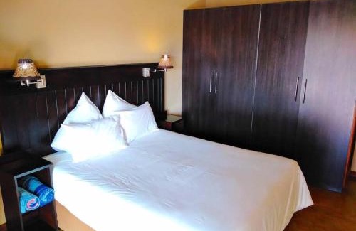 Leeupoort Villa | Zebula Golf and Wildlife Estate - Njala Crossing Pax 13 - Moi Signature Luxury villa