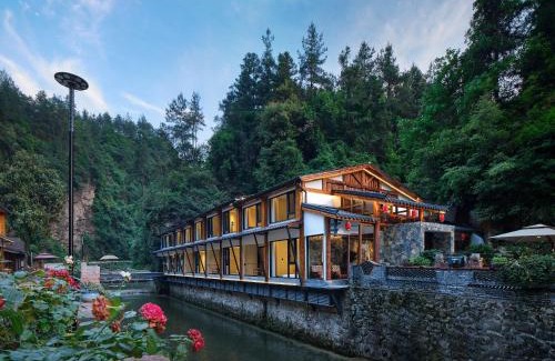 Wulingyuan Bed & Breakfast | Zhangjiajie Zen Resort-Free Shuttle Service to East Gate of forest park,Secret Hiking Route, River Tracing,Mini Forest Park,Toursim Service& Affordable Luxury