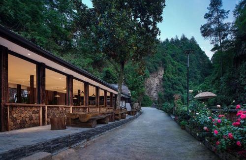 Wulingyuan Bed & Breakfast | Zhangjiajie Zen Resort-Free Shuttle Service to East Gate of forest park,Secret Hiking Route, River Tracing,Mini Forest Park,Toursim Service& Affordable Luxury