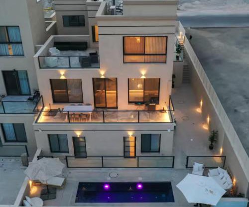 ריזורט האחוזה - וילה עם בריכה פרטית וסוויטות עם בריכה משותפת מול נוף ים המלח