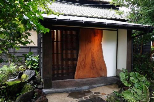 寝室から一望できる阿蘇山の絶景!築200年の歴史ある米蔵をリノベーションした一棟貸しの宿