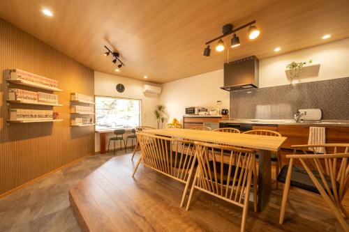 桜たろう紅葉じろうの都-1周年セール!キッズ大好評!紅葉の街 九州観光拠点 アウトレットコストコでお買い物