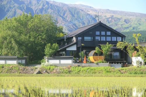 阿蘇の大観峰を一望!プライベートサウナと湧水プールが魅力の一棟貸しの宿