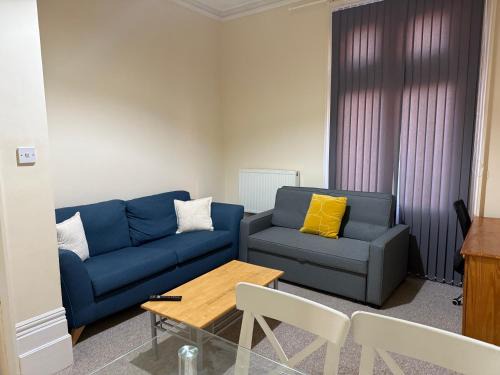 1 Bed Flat - Sleeps 5 - Parking - Wifi