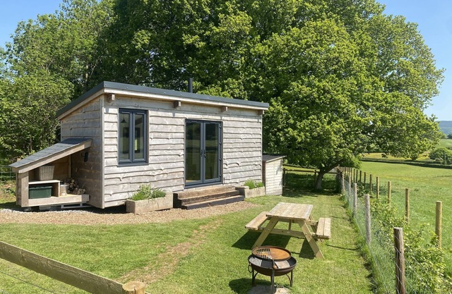 1 Bed Hut - Sleeps 4 - Pets - Parking