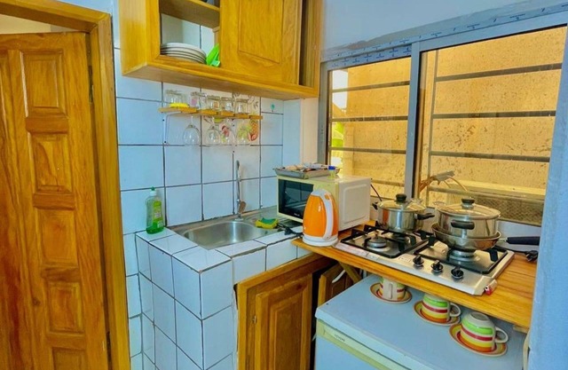 1 Bed Studio Sleeps 2 - Wifi, Balcony, Parking