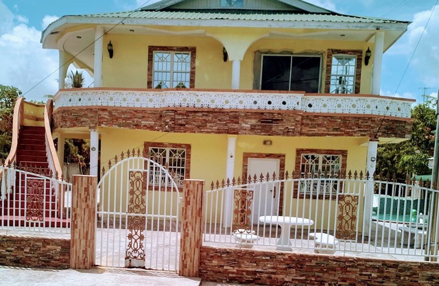 1 Bed Villa - Sleeps 4 - Pool - Parking - Wifi