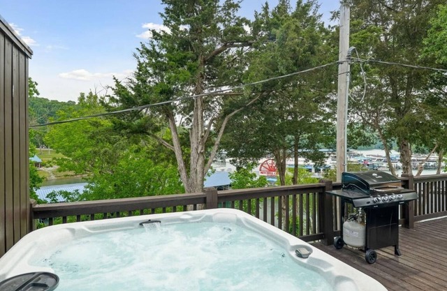 1 Bedroom Anchor Cottage 2 - One bedroom, one murphy bed, one sleeper sofa, with kitchenette