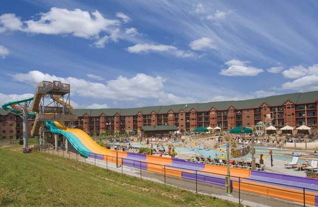 1 Bedroom Deluxe at Glacier Canyon Lodge! Waterpark included!
