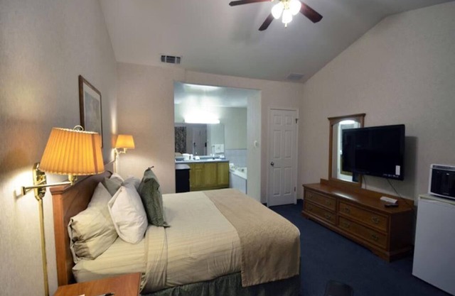 1 King Bed and 2 Queen Beds Suite Room