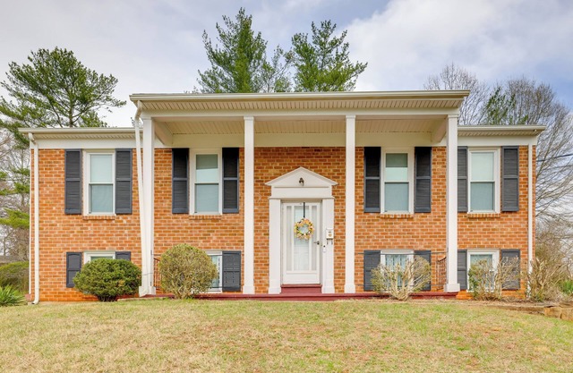 1 Mi to Dtwn Lynchburg: Charming Family Home!