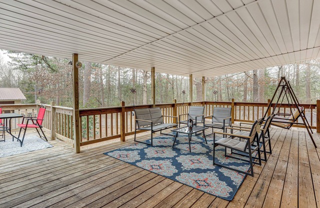 < 1 Mi to Greers Ferry Lake: Dog-Friendly Home!