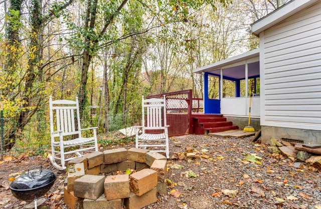 1 Mi to Lake Allatoona Family Home on Farm!