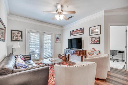1 Mi to UGA Charming Athens Condo with Balconies!