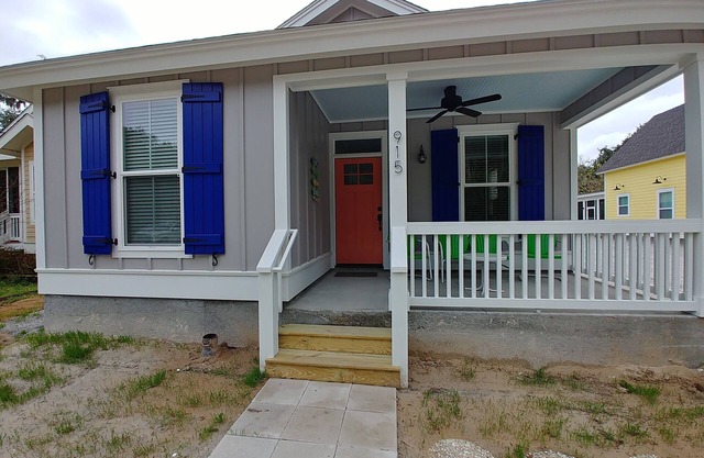 1 mile from Parris Island! Close to beaches, restaurants and shopping. Sleeps 8