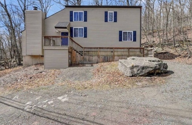 1 mile to BEACH & POOL and Masthope amenities