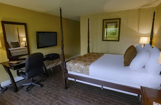 1 Queen Bed – Room 2 - Hearthstone Inn Boutique Hotel Halifax – Dartmouth