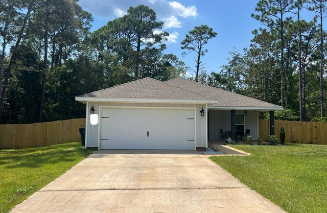 10 min from NAS & 15 min to beach - Home with fenced in backyard