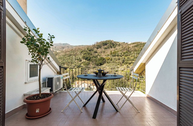 10 min from the beach! Cozy and stylish apt with a full size bathtub & Balcony