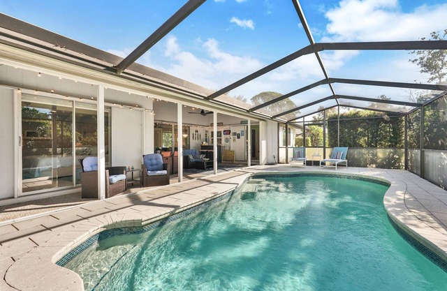 10 Minutes to Siesta Key Beach! 3-bedroom renovated pool house close to it all