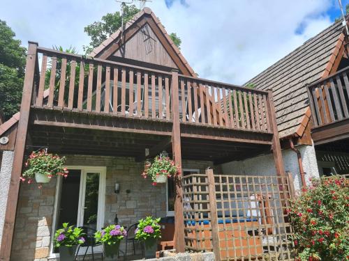 10, Valley View Lodge, A beautiful 3 bedroom lodge with private Hot Tub and use of all onsite leisure facilities including fitness suite, indoor and outdoor pools set in the heart of the Tamar Valley