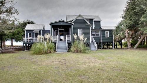 1111 Middle Street by AvantStay Charming Historic Cottage Featured in Dear John Movie Beach Access