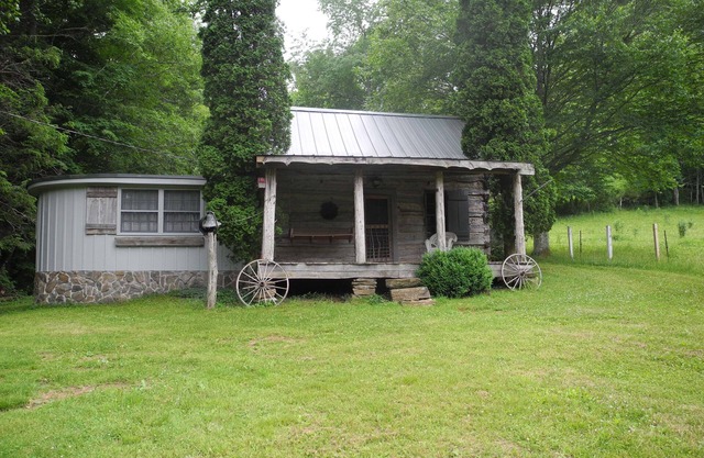 120Yr Old Cabin Great for couple/family, 15 min from Boone, center of 200 acres!