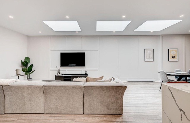 1387 SQFT APT with rooftop terrace-Plaza St-Hubert