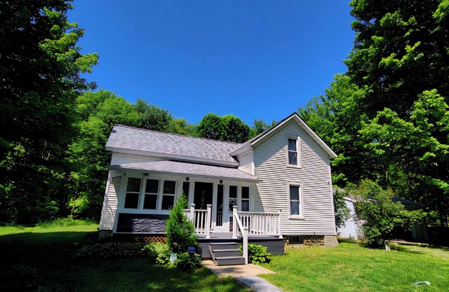 14 Min to Lake Michigan: 3BR, 5 Beds, 30 Acres, Hot Tub, Sauna, Pets & Fire Pit