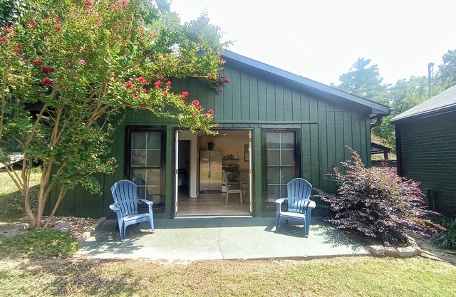 15 minutes from the Nashville scene; enjoy our quiet suite for 2 or group of 4!