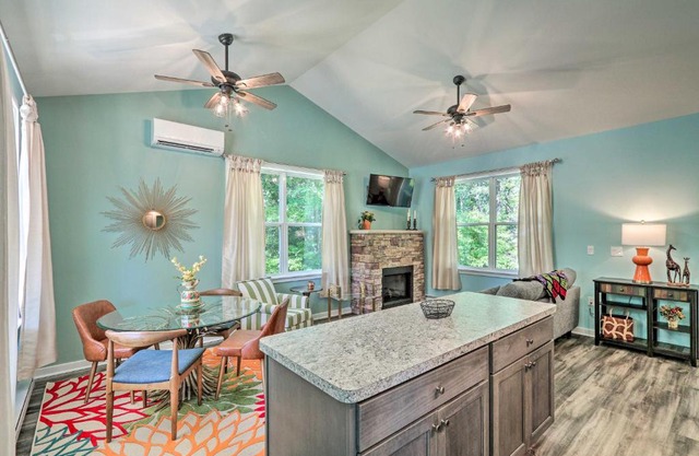 16 Mi to Ski Slopes! Creekside Poconos Cottage