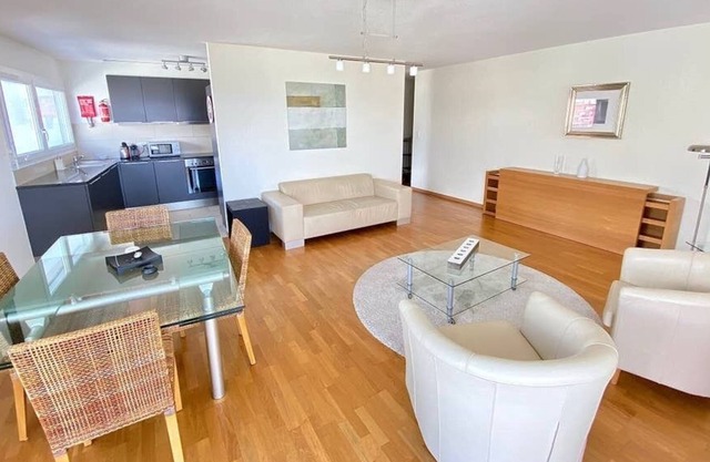 181 * Modern, bright and spacious with 3 bedrooms, 2 bathrooms and free parking
