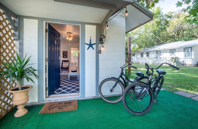 1BR NEAR WATER + HEART of CR RIVER-Manatees, Golf, Fish, Beach, Food