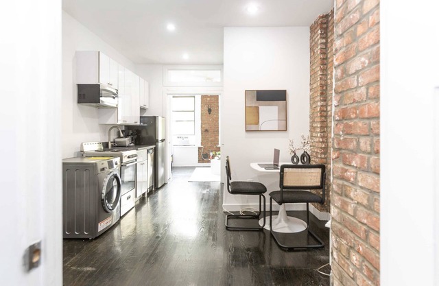 1BR, w/w/d in unit, By Subway